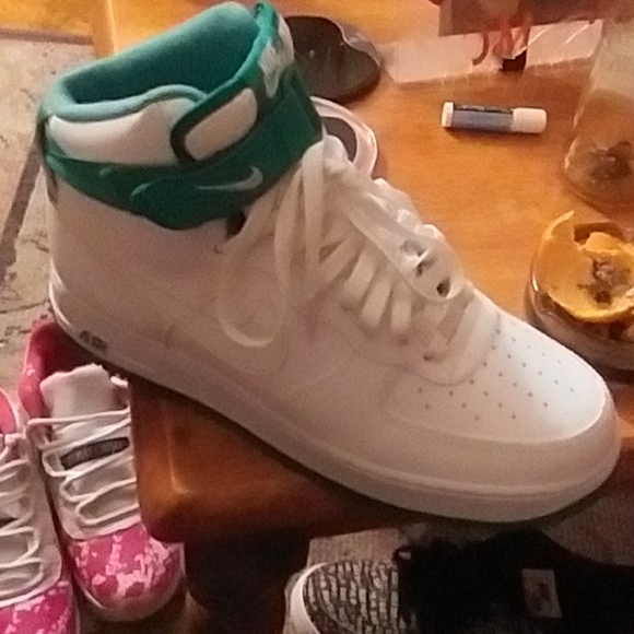 Nikes - Picture 3 of 4